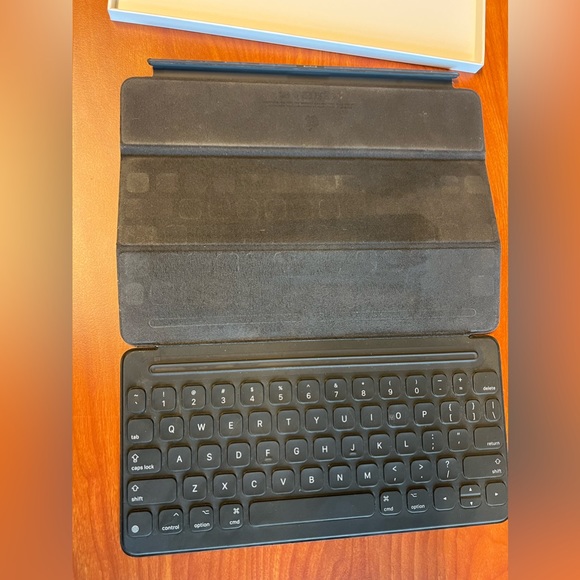 Apple iPad Smart Keyboard in Great Condition - Picture 5 of 6
